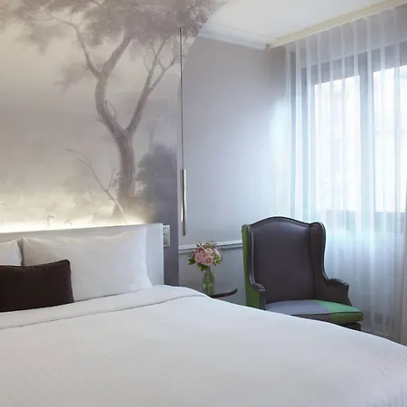 Renaissance Nobel Tour Eiffel