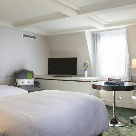 Renaissance Nobel Tour Eiffel