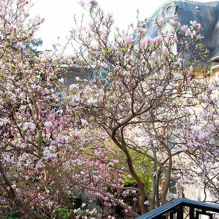 Renaissance Nobel Tour Eiffel