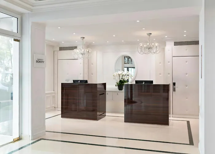 Hotel Renaissance Nobel Tour Eiffel 4*