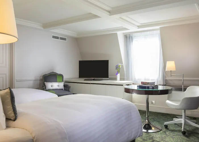 Renaissance Nobel Tour Eiffel